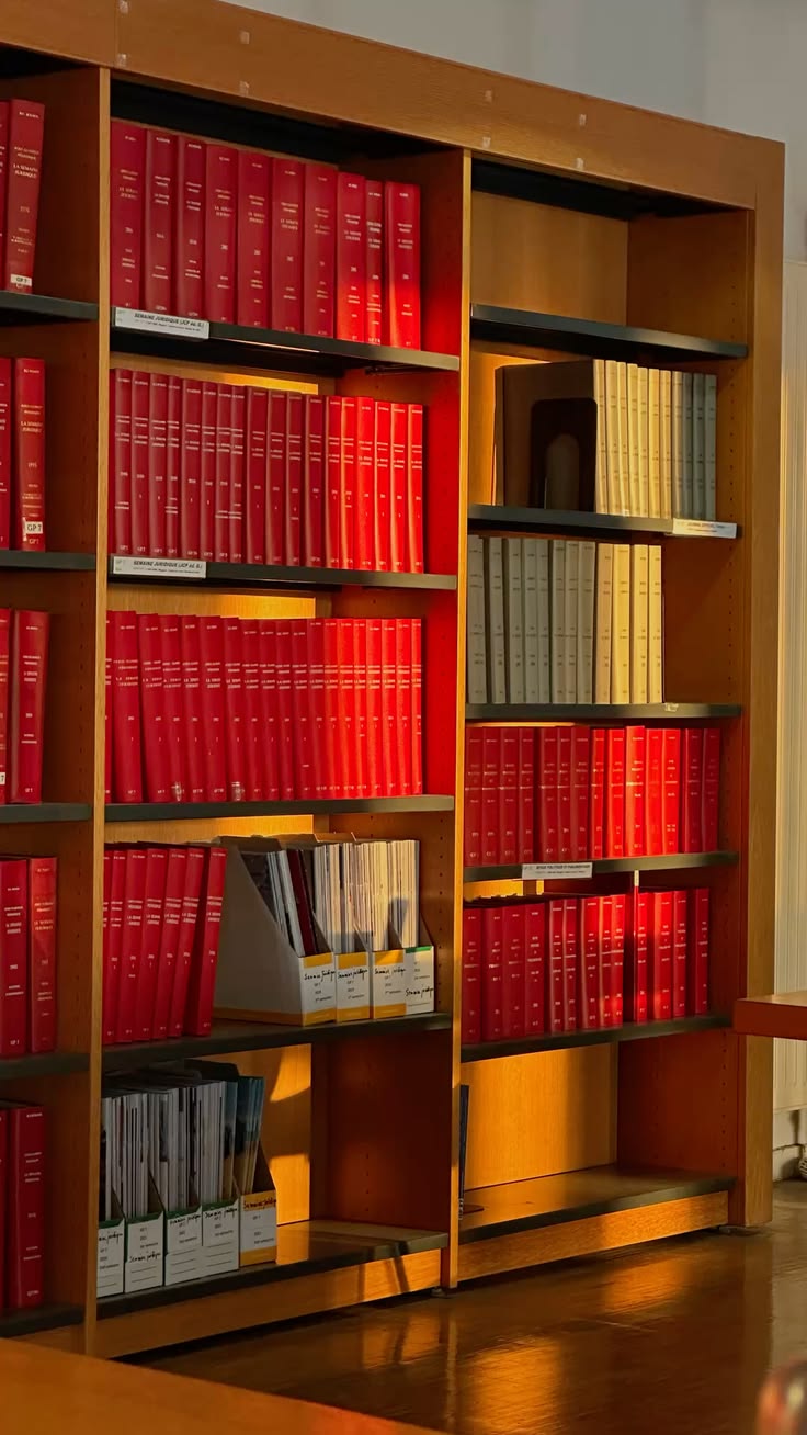 Séminaire A&O Shearman à Marseille – bibliothèque aux reliures rouges, organisation Mario Boulanger