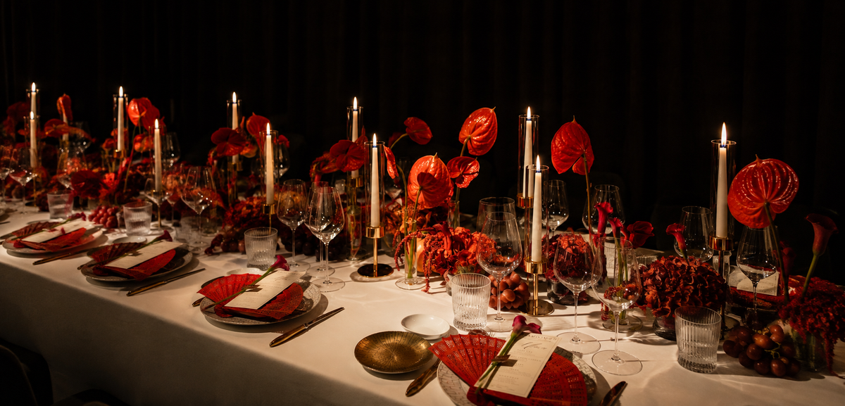 Table dressée avec bougies et fleurs rouges – Mario Boulanger, chef de projet événementiel à Marseille