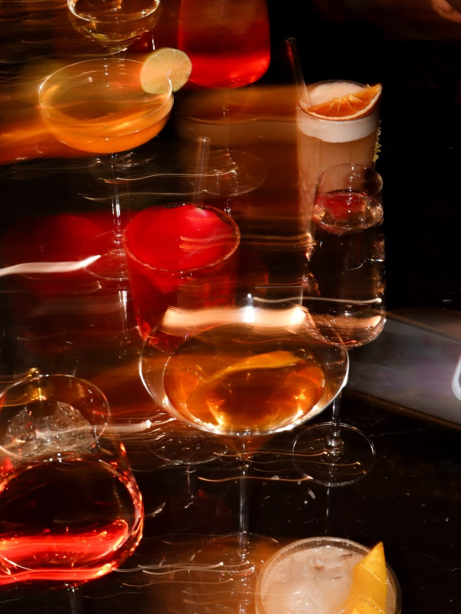 Verres et cocktails en lumière rouge – événements sur mesure à Marseille
