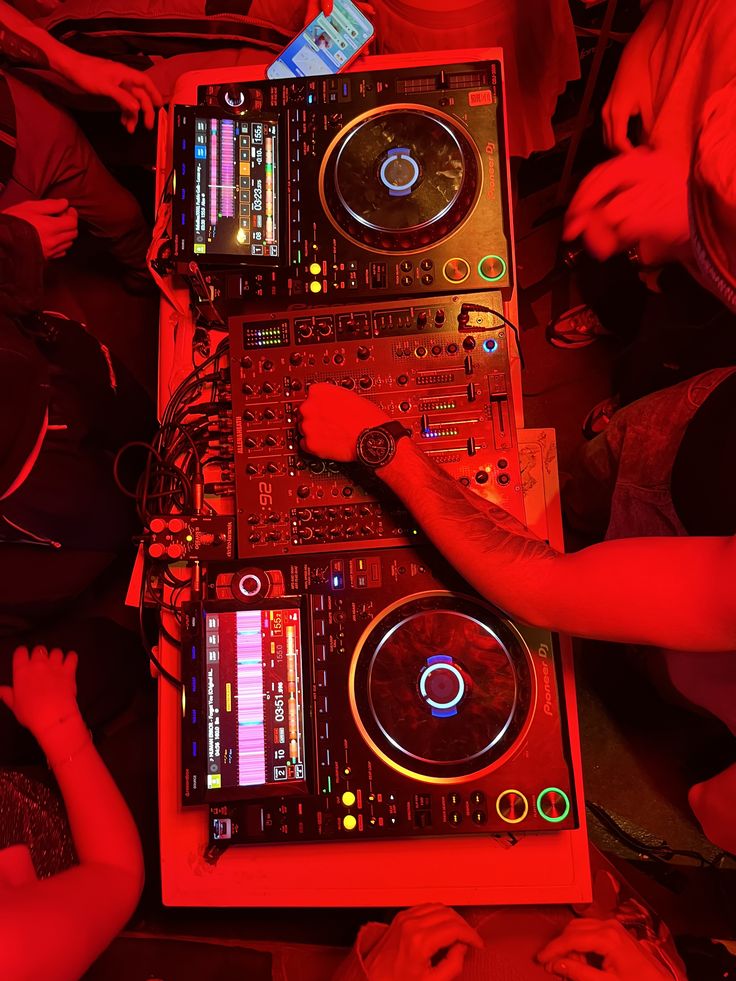 DJ set pour La Poste – platines en lumière rouge, événement d’entreprise animé par DJ Baker à Marseille